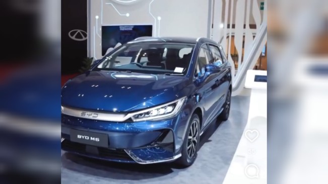 Tangkapan layar mobil BYD M6. [Instagram]